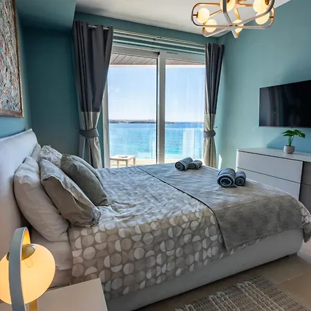 Bugibba - Luxury Seafront, Only For Family