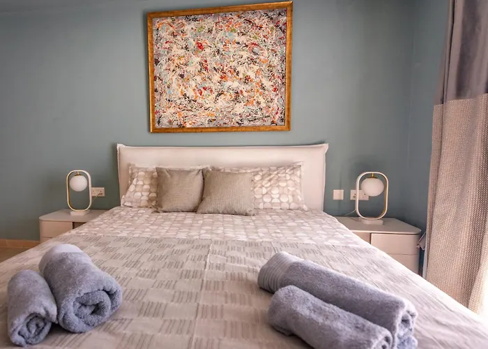 Bugibba - Luxury Seafront, Only For Family Apartament